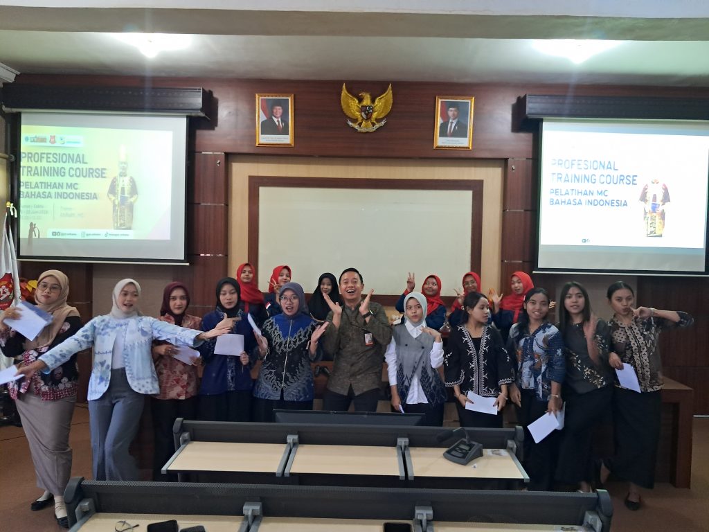 Sukses Tingkatkan Skill Mahasiswa, PGSD UNIKAMA Rampungkan Rangkaian Pelatihan "Penguatan Kompetensi Berbahasa dan Literasi Data"
